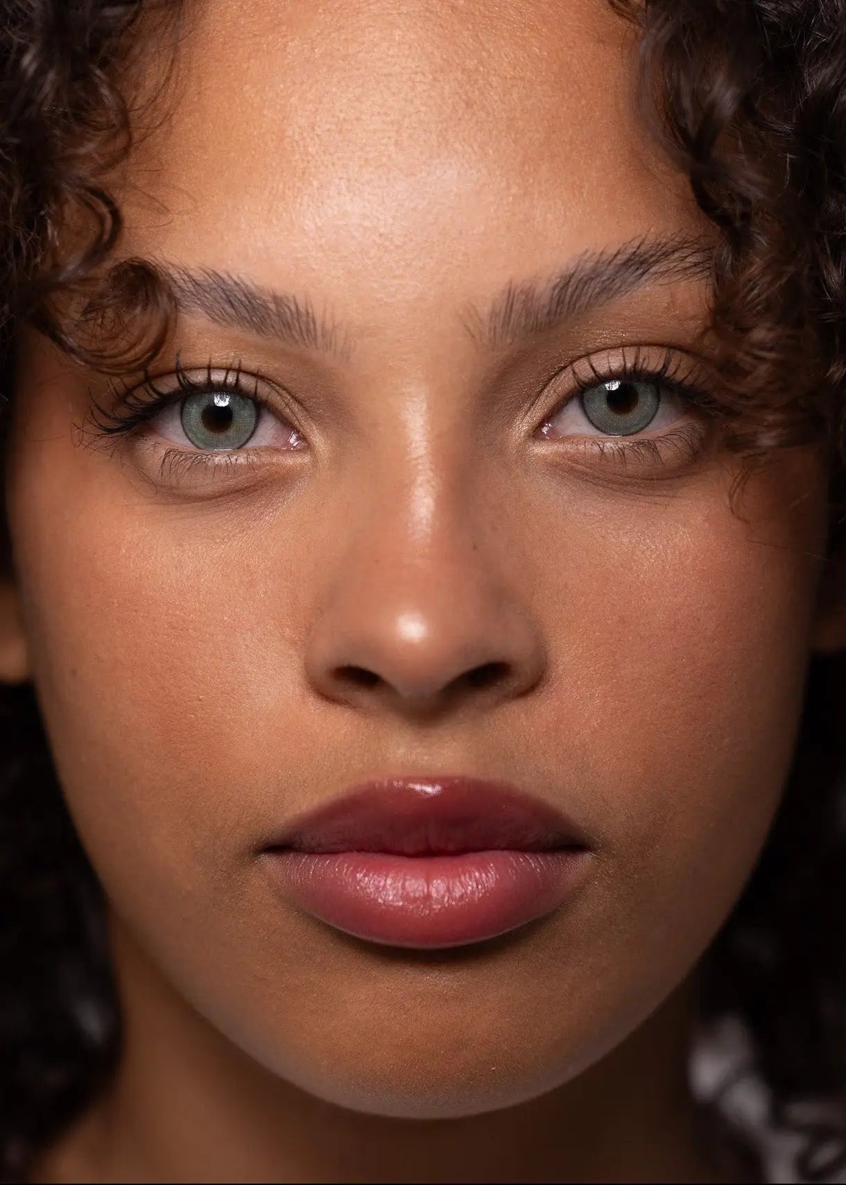 FLAAK Tropical green colored contact lenses - close-up view on eyes
